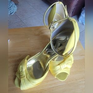 Gorgeous yellow Nina satin heels size 8 1/2